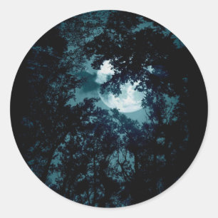 Pegatina Redonda Hermosa luna resplandece a través de árboles