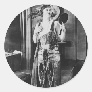 Pegatina Redonda Hermosa vestimenta flapper de mujer de los años 20