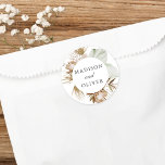 Pegatina Redonda Hermoso Favor de Boho Boda Botánica<br><div class="desc">Este elegante y rústico diseño pegatina presenta una bonita acuarela y una elegante tipografía. Este diseño de moda es una excelente elección para muchos estilos de eventos,  desde clásicos hasta boho. Las etiquetas personalizadas hacen de tu recepción nupcial o decoración de ducha de novia un añadido.</div>