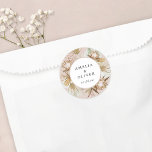 Pegatina Redonda Hermoso Favor de Boho Boda Botánica<br><div class="desc">Este elegante y moderno diseño pegatina presenta bonitos ilustraciones acuáticos de flores de inspiración bohemia con sus nombres y fecha boda. Este diseño atemporal es una excelente elección para muchos estilos de eventos, desde el clásico hasta el boho. Las etiquetas personalizadas hacen de tu recepción nupcial o decoración de ducha...</div>