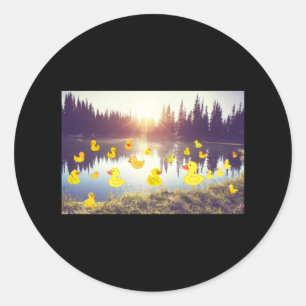 Pegatina Redonda Hermoso lago en la salida del sol con daca de plás