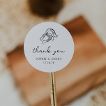Pegatina Redonda Herradura minimalista | Boda blanco y negro<br><div class="desc">Estos pegatinas modernos y elegantes, bodas en blanco y negro o duchas de novias presentan un estilo rústico moderno y minimalista, con un guión escrito a mano que dice "gracias" y texto clásico. Un par de herraduras dibujadas a mano aparecen en un sutil ilustracion, para una mirada actualizada de tu...</div>