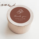 Pegatina Redonda Herradura minimalista | Boda de Rustic Brown<br><div class="desc">Estos modernos y elegantes pegatinas de boda marrón o ducha de novias presentan un estilo rústico moderno y minimalista, con un guión escrito a mano en blanco que dice "gracias" así como texto clásico. Un par de herraduras dibujadas a mano aparecen en un sutil ilustracion, para una mirada actualizada de...</div>