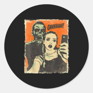 Pegatina Redonda Historieta de horror vintage Zombie Selfie Casuali