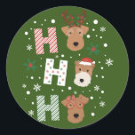 Pegatina Redonda Ho Ho Ho Ho Ho Welsh Terrier Feliz Navidad<br><div class="desc">El ilustracion dulce de Welsh Terrier y Wire Fox Terrier se enfrenta a la palabra "Ho Ho Ho" decorado con atuendos vacacionales. Perfecto para los amantes de las mascotas durante las vacaciones.</div>
