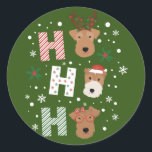 Pegatina Redonda Ho Ho Ho Ho Ho Welsh Terrier Feliz Navidad<br><div class="desc">El ilustracion dulce de Welsh Terrier y Wire Fox Terrier se enfrenta a la palabra "Ho Ho Ho" decorado con atuendos vacacionales. Perfecto para los amantes de las mascotas durante las vacaciones.</div>