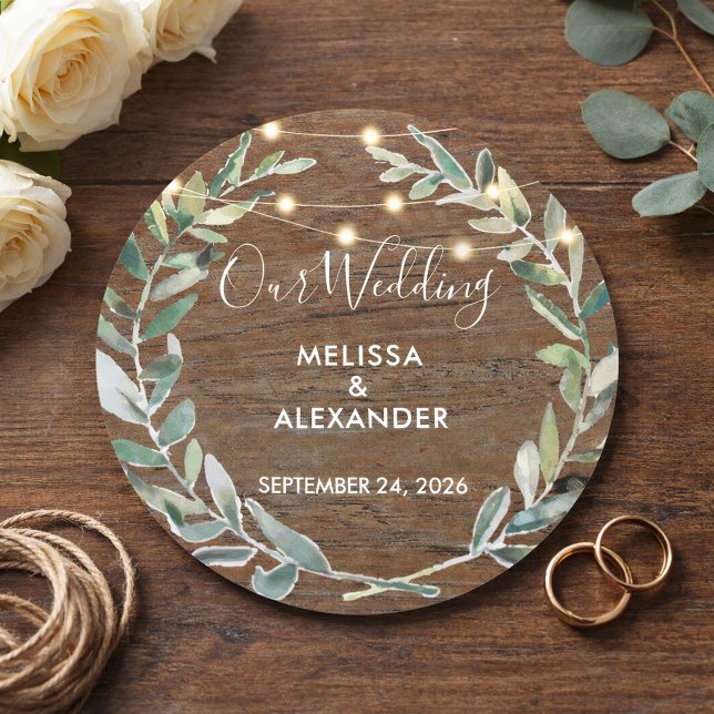 Pegatina Redonda Hojas rústicas en luces de cadena de madera boda (Rustic leaves on wood string of lights wedding classic round sticker. For your rustic wedding.)