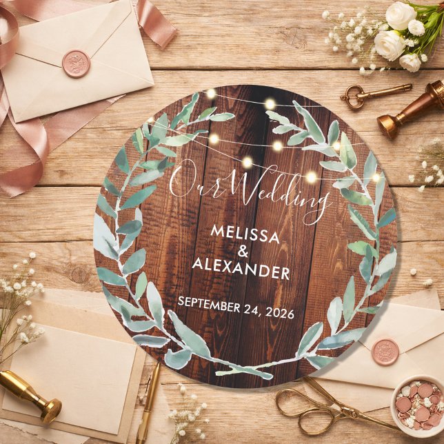 Pegatina Redonda Hojas rústicas en luces de cadena de madera boda (Rustic leaves on wood string lights wedding classic round sticker. )