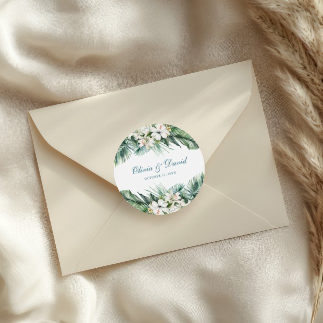 Pegatina Redonda Hojas tropicales y Boda de Flores Blancas (Tropical leaves and White Flowers Wedding Classic Round Sticker on an elegant wedding envelope.)