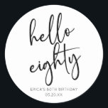Pegatina Redonda Hola Ochenta Minimalista Simple 80th Birthday Part<br><div class="desc">Estos son ¡Hola 80 Minimalistas mínimos blancos negros 80 Pegatinas de la fiesta de cumpleaños por favor!</div>