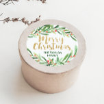 Pegatina Redonda Holly Wreath Merry Christmas<br><div class="desc">Estos alegres pegatinas de navidad son perfectos para una tarjeta o regalo de vacaciones. El diseño incluye una corona de flores de color verde acuático con bayas rojas y un elegante tipo de letra purpurina de color oro falso. Personaliza a los pegatinas con tu nombre. Nota: Este diseño no tiene...</div>
