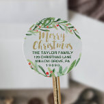 Pegatina Redonda Holly Wreath Merry Christmas Return Address<br><div class="desc">Estos pegatinas de la dirección de retorno de navidad y flor son perfectos para una tarjeta de vacaciones clásica o sobre invitación. El diseño incluye una corona de flores de color verde acuático con bayas rojas y un elegante tipo de letra purpurina de color oro falso. Nota: Este diseño no...</div>