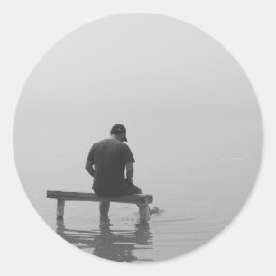 Pegatina Redonda Hombre triste y solitario contemplando la vida
