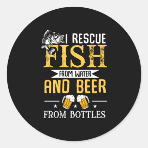 Pegatina Redonda Hombres rescatan peces del agua y cerveza de botel