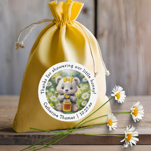 Pegatina Redonda Honey Bear Daisy Flower Garden Spring Baby Shower