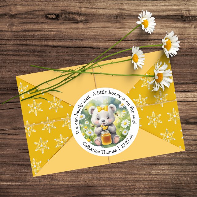 Pegatina Redonda Honey Bear Daisy Flower Garden Spring Baby Shower (Subido por el creador)