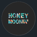 Pegatina Redonda Honey Moonin acaba de casarse con luna de miel tro<br><div class="desc">¡Luna de miel en el paraíso! Disfrute de la encantadora felicidad de nuestro diseño Tropical Justo Casado,  una deliciosa celebración de amor y aventuras besadas por el sol.</div>