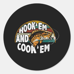 Pegatina Redonda Hook Em Cook Em Pescador Vintage