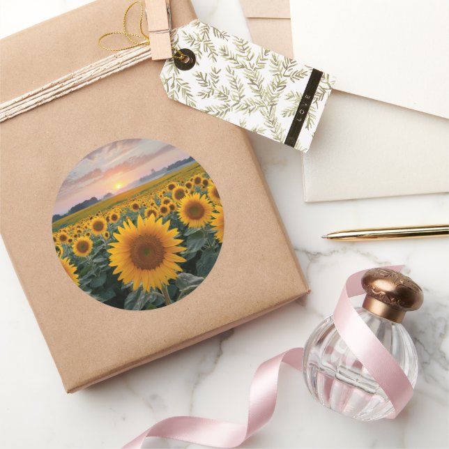 Pegatina Redonda Horizonte radiante: girasoles al amanecer (Regalar)