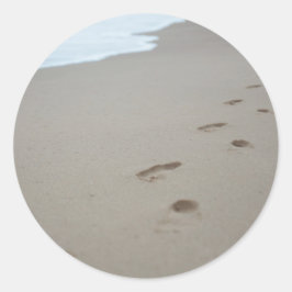 Pegatina Redonda Huellas en una playa blanca en Mozambique