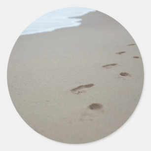 Pegatina Redonda Huellas en una playa blanca en Mozambique