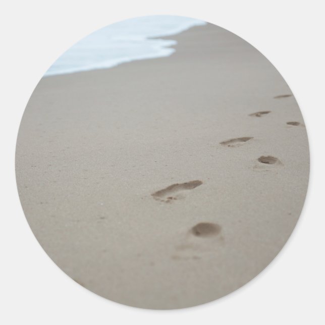 Pegatina Redonda Huellas en una playa blanca en Mozambique (Anverso)