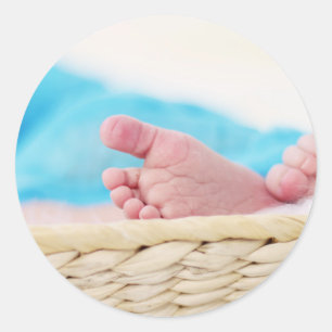 Pegatina Redonda huellas lindas recién nacidas de los pies de los