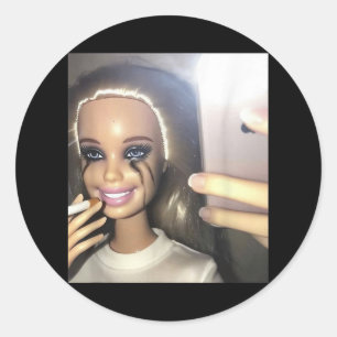 Pegatina Redonda Humor oscuro para muñecas humeantes selfie