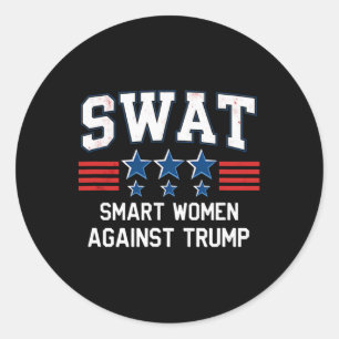 Pegatina Redonda Humor Swat Smart Women contra Trump