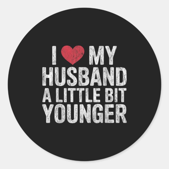 Pegatina Redonda I Like My Husband A Little Bit Younger Funny Retro (Anverso)