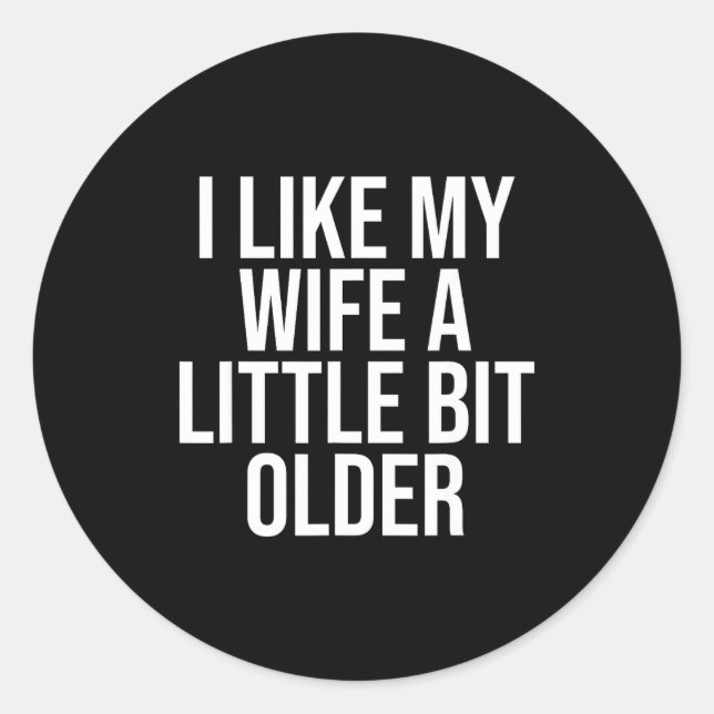 Pegatina Redonda I Like My Wife A Little Bit Older Funny Husband Qu (Anverso)