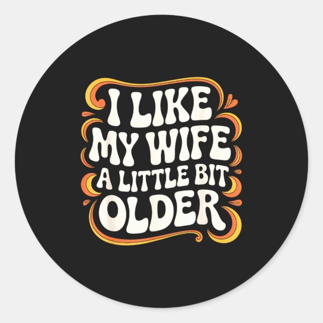 Pegatina Redonda I Like My Wife A Little Bit Older Groovy Marriage  (Anverso)