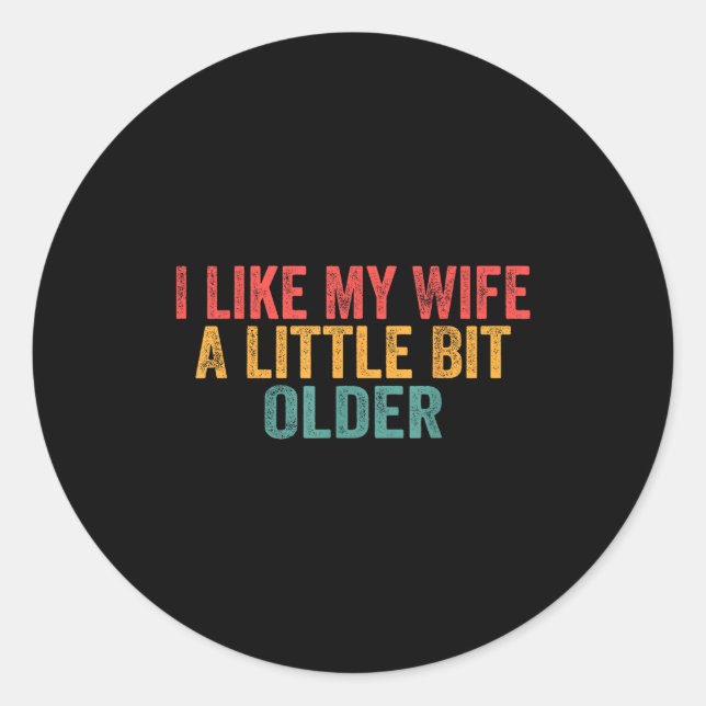 Pegatina Redonda I Like My Wife A Little Bit Older Retro Funny Sayi (Anverso)
