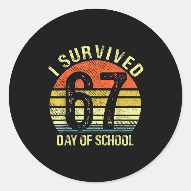 Pegatina Redonda I Survived 67 Days Of School Dabbing Six Seven Mem (Anverso)