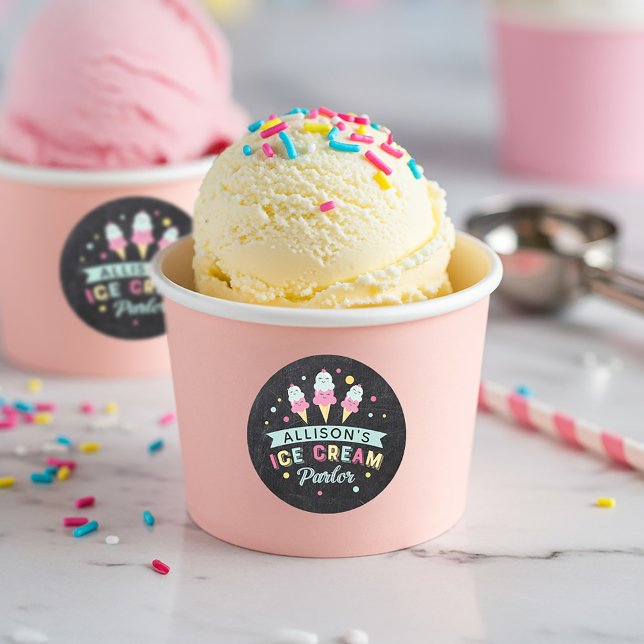 Pegatina Redonda Ice Cream Parlor Chalkboard Escudo del Partido del (Ice Cream Parlor Chalkboard Birthday Party Crest Classic Round Sticker)