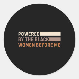 Pegatina Redonda Impulsadas por las mujeres negras antes que yo, la