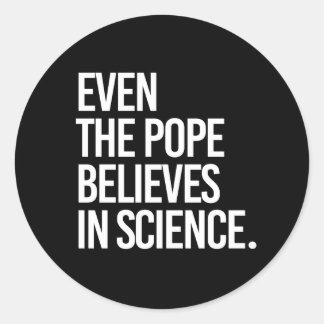 Pegatina Redonda Incluso el papa cree en la ciencia