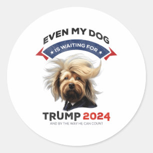 Pegatina Redonda Incluso Mi Perro Está Esperando A Trump 2024 _1