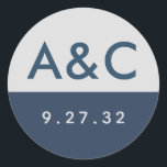 Pegatina Redonda Iniciales de la Marina de Tipografía Mínima Modern<br><div class="desc">Elementos: fondo de alto contraste con fuentes sans serif y slab. Colores: Azul marino,  gris,  plata. Temas: Moderno,  minimalista,  limpio,  sencillo,  escandinavo,  moderno,  sofisticado,  geométrico,  zen. Colección: Moderna suite de Bodas de color azul de la Marina,  de contraste Minimalista. Tipo de producto: Pegatina inicial</div>