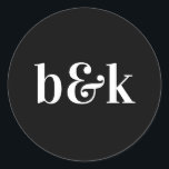 Pegatina Redonda Iniciales de monograma minimalista Boda blanco neg<br><div class="desc">Diseño boda moderno, mínimo y minimalista con grandes letras negrita en color de tono: blanco negro (color, fuente, texto, tamaño se puede cambiar). Con monogramas de fecha y novia y novio, monogramados (iniciales). Pegatinas / sellos para sobres de invitación a la boda. Perfecto para esa pareja joven para el boda...</div>