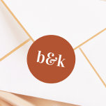 Pegatina Redonda Iniciales de monograma minimalista Boda de terraco<br><div class="desc">Diseño boda moderno, mínimo y minimalista con grandes letras negrita en color de tono: Terracota, óxido (color, fuente, texto, tamaño se puede cambiar). Con monogramas de fecha y novia y novio, monogramados (iniciales). Pegatinas / sellos para sobres de invitación a la boda. Perfecto para esa pareja joven para el boda...</div>