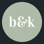 Pegatina Redonda Iniciales de monograma minimalista Boda verde sabi<br><div class="desc">Diseño boda moderno, mínimo y minimalista con grandes letras negrita en color de tono: Sage, Green claro (color, fuente, texto, tamaño se puede cambiar). Con monogramas de fecha y novia y novio, monogramados (iniciales). Pegatinas / sellos para sobres de invitación a la boda. Perfecto para esa pareja joven para el...</div>