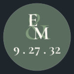 Pegatina Redonda Iniciales en verde musgo de letra script minimalis<br><div class="desc">Estas pegatinas presentan tus iniciales contra un fondo de color vibrante.  Parte de la colección otoñal de letra script minimalista.</div>