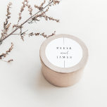 Pegatina Redonda Inline | Moderno Boda Mínimo Personalizado<br><div class="desc">Un hermoso diseño boda basado en tipografía minimalista con sus nombres en letras clásicas,  junto con letras modernas de escritura manuscrita con acento.</div>
