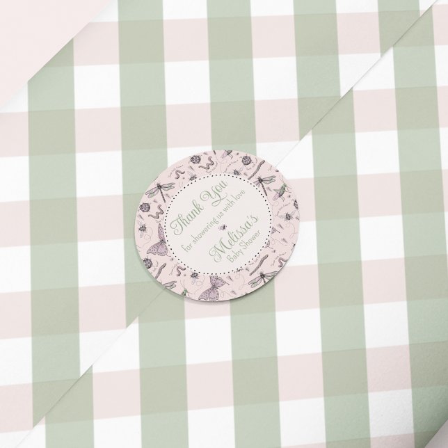 Pegatina Redonda Insectos de bebé rosado y patrón de Gingham Gracia (Cute boho hand-drawn insects party favor Thank You sticker for baby girl Shower in pink & sage green)