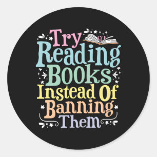 Pegatina Redonda Intenta Leer Libros En Lugar De Prohibirlos.