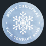 Pegatina Redonda Invierno Blue Snowflake Merry Christmas Company<br><div class="desc">Los pegatinas de regalo de Navidades de la empresa personalizados cuentan con copos de nieve decorativos blancos y su mensaje personalizado sobre fondo azul claro de color agua,  moderno y de moda.</div>