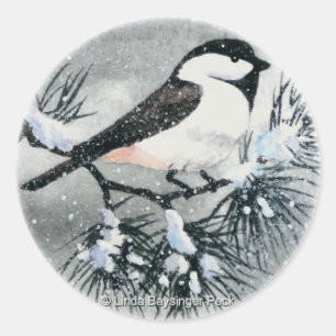 Pegatina Redonda Invierno capsulado negro del pájaro del Chickadee