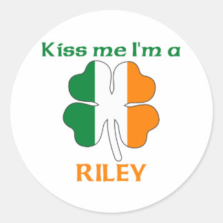 Pegatina Redonda Irlandés personalizado me besa yo soy Riley