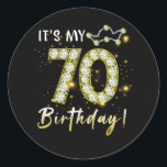 Pegatina Redonda It_s my Birthday 70th Birthday Diamon<br><div class="desc">Unas increíbles ideas para la gente que nació en 1953 en el Retro Vintage Classic Old School 70th Awesome tee Ideas para hombres mujeres. 70 años de un increíble cumpleaños vintage. Completa decoración feliz de cumpleaños. Tu fiesta de cumpleaños será divertida, impresionante, épica y legendaria. El hermoso y largamente esperado...</div>